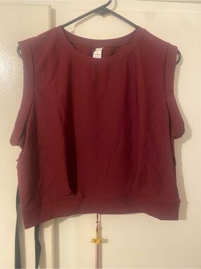 HALARA Sleeveless Crew Tank Top in Burgundy